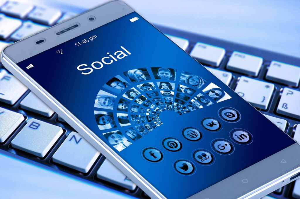 Smartphone mit Social Medie Icons